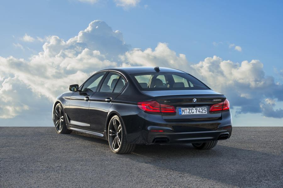  BMW M550i xDrive Sedan 2017 года  (WW) (фото 17 из 48)
